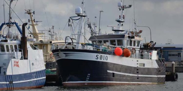 Groft hærværk på trawler ved højlys dag.  foto: SØ 10 Simaru Granlund ligger igen fortøjret ved kajen ud for Hvide Sande Skibssmedie - FiskerForum.com