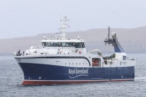 Færøerne: Grønlandsk fabrikstrawler henter stor fangst af torsk - »Sisimiut«