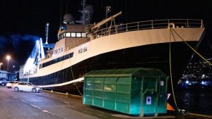 Knapt så positive, var man hos den Færøske trawler Sjúrðarberg, der i sidste uge kom hjem med små 300 tons torske-filet. foto: Sverri Egholm 