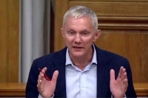 Russiske skibe lægger jævnligt til kaj i de færøske havne, og det skaber bekymring. For hvem har egentlig ansvaret for sikkerheden i rigsfællesskabet? foto: snapshot youtube