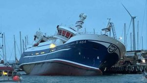 Trawleren Stella Nova fra Skagen med kraftig slagside i havnen i Öckerö foto: Mats Plan