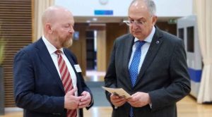 Skau og Kadis udveksler informationer inden mødet - DFPO 