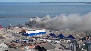 band i Cargo skib i Køge havn sendte i går giftig røg indover Køge by - snapshot TV2
