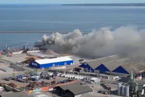 band i Cargo skib i Køge havn sendte i går giftig røg indover Køge by - snapshot TV2