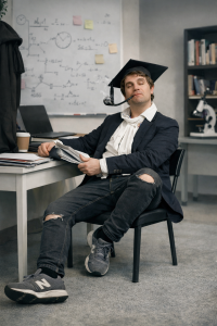 Historien om Erasmus Montanus er gammel, men uhyggeligt aktuel. Den højtstuderende bondedreng, der rejser til København, får lærdom og titler – og vender hjem med en så ophøjet selvforståelse, at han ikke længere kan tale med sine egne.   foto. FiskerForum.dk (enhver lighed med andre er ikke tilsigtet) FiskerForum.dk