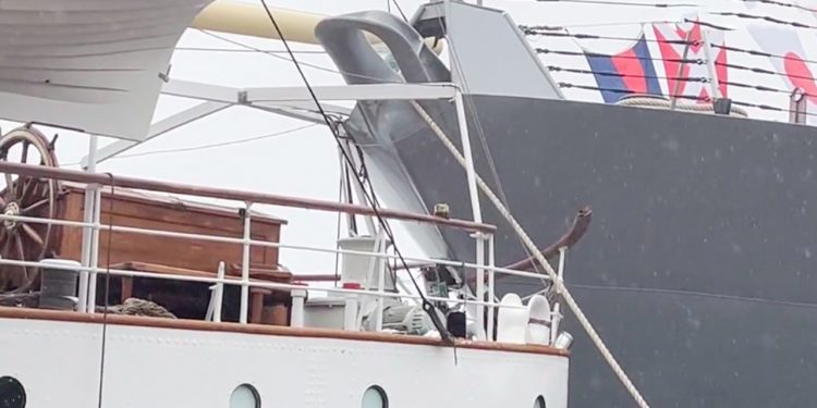 Uheldet skete, da Skoleskibet »Danmark« i søndags skulle trækkes ud fra Kajen i Baltimore USA af slæbebåde snapshot