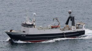 Partrawlerne **Skoraberg** og **Fuglberg**, to af de mest erfarne partrawlere, landede 130 tons, hvoraf størstedelen var sej, efter en vellykket tur øst for Færøerne. foto. Kiran J