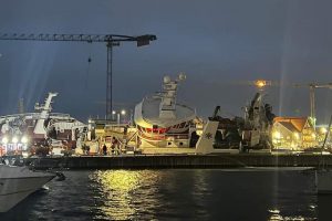 Dansk trawler fik kraftig slagside i svensk havn foto: Mats Plan