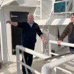 Besøg på Vestværftet i Hvide Sande gav Danmarksdemokraternes Mads Fuglede et indblik i fiskeriets hverdag, udfordringerne med bureaukrati, havvind og rekruttering – og i betydningen af et stærkt fiskerierhverv for Vestjylland. foto: FiskerForum.dk