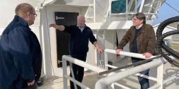 Besøg på Vestværftet i Hvide Sande gav Danmarksdemokraternes Mads Fuglede et indblik i fiskeriets hverdag, udfordringerne med bureaukrati, havvind og rekruttering – og i betydningen af et stærkt fiskerierhverv for Vestjylland. foto: FiskerForum.dk