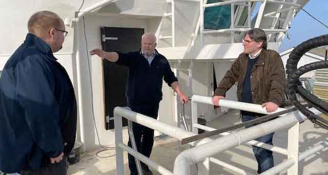 Besøg på Vestværftet i Hvide Sande gav Danmarksdemokraternes Mads Fuglede et indblik i fiskeriets hverdag, udfordringerne med bureaukrati, havvind og rekruttering – og i betydningen af et stærkt fiskerierhverv for Vestjylland. foto: FiskerForum.dk