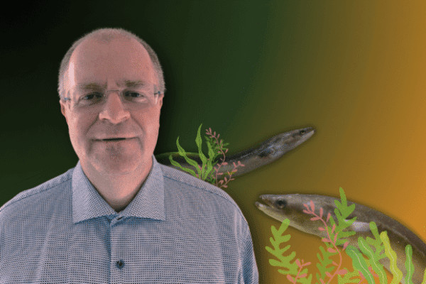 Allerede som barn blev han grebet af historien om den danske havforsker Johannes Schmidt, som i starten af 1900-tallet opdagede, at både den europæiske og den amerikanske ål gyder i det fjerne Sargasso-hav. Et mystisk havområde over 5.000 kilometer fra Europas kyster og han stillede sig selv spørgsmålet - Hvordan i alverden ved ålen, hvor den skal hen?
snapshot - Michael Møller Hansen - videnskab