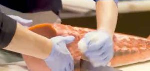 243 kilo tun fra Oma, et område ud for spidsen af Shimokita-halvøen i Japan, satte ny prisrekord på nytårsauktionen i Tokyo – svarer til mere end 85.597 DKr. pr. kilo