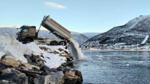 I Norge bliver sne fra veje og byområder hvert år skovlet sammen og smidt direkte i havet. Men ny norsk forskning viser, at det er et alvorligt miljøproblem. foto: Cleo Davie Forskning.no
