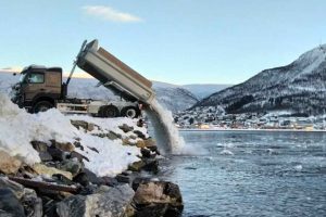 I Norge bliver sne fra veje og byområder hvert år skovlet sammen og smidt direkte i havet. Men ny norsk forskning viser, at det er et alvorligt miljøproblem. foto: Cleo Davie Forskning.no