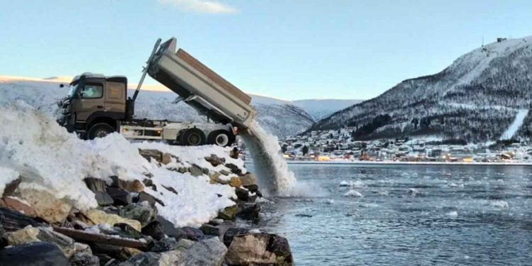 I Norge bliver sne fra veje og byområder hvert år skovlet sammen og smidt direkte i havet. Men ny norsk forskning viser, at det er et alvorligt miljøproblem. foto: Cleo Davie Forskning.no