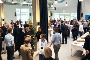 Søfartsstyrelsen markerede i dag et historisk skifte med indvielsen af sit nye hovedkontor ved Korsørs havnefront. Medarbejdere, samarbejdspartnere og lokale gæster var samlet for at fejre åbningen, hvor styrelsens direktør, Brian Adrian Wessel, understregede, at de nye rammer både styrker myndigheden fysisk og symbolsk. foto: Søfartsstyrelsen