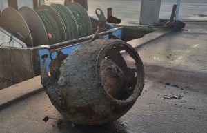 En fiskekutter fik tirsdag morgen en uventet og potentielt farlig fangst ud for Læsø. En gammel sømine blev trukket op fra havbunden og lagt på kajen i Østerby Havn, hvor området hurtigt blev afspærret, mens myndighederne tilkaldte Forsvarets minørtjeneste. foto: facebook privat