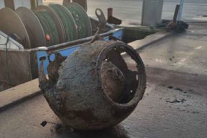 En fiskekutter fik tirsdag morgen en uventet og potentielt farlig fangst ud for Læsø. En gammel sømine blev trukket op fra havbunden og lagt på kajen i Østerby Havn, hvor området hurtigt blev afspærret, mens myndighederne tilkaldte Forsvarets minørtjeneste. foto: facebook privat