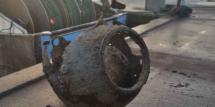 En fiskekutter fik tirsdag morgen en uventet og potentielt farlig fangst ud for Læsø. En gammel sømine blev trukket op fra havbunden og lagt på kajen i Østerby Havn, hvor området hurtigt blev afspærret, mens myndighederne tilkaldte Forsvarets minørtjeneste. foto: facebook privat