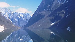 Aller Aqua Norge, det norske datterselskab af den danske foderstofvirksomhed Aller Aqua, afviser ansvar for at tusindvis af syge opdrætslaks slap ud i Sognefjorden i 2022. Den norske anklagemyndighed ser meget alvorligt på sagen. foto. wikipedia