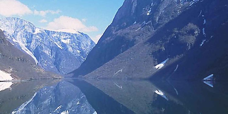 Aller Aqua Norge, det norske datterselskab af den danske foderstofvirksomhed Aller Aqua, afviser ansvar for at tusindvis af syge opdrætslaks slap ud i Sognefjorden i 2022. Den norske anklagemyndighed ser meget alvorligt på sagen. foto. wikipedia