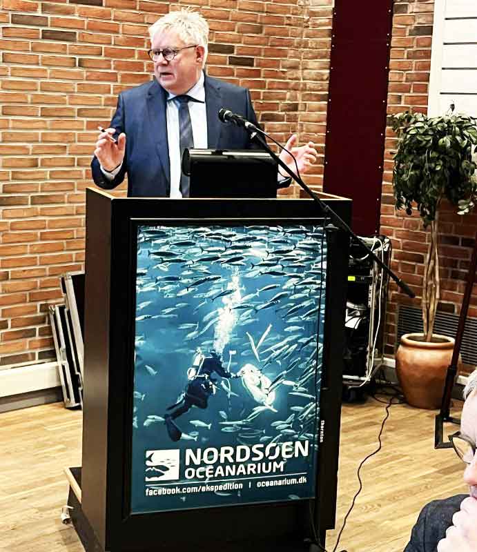 Borgmester Søren Smalbro på talerstolen hos Hirtshals Fiskeriforening. Foto: Niels Chr. Jakobsen.
