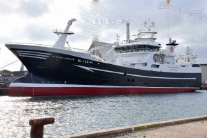 I Tvøroyri landede den norske trawler **Strand Senior** i sidste uge en fangst på ca 500 tons makrel til Varðin Pelagic. foto: Karstensens