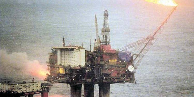 Olie udslip i Nordsøen fra norsk platform.  foto: Statoils Statfjord-felt ved Sognefjordens udmunding har haft olieudslip natten til søndag.  Wikipedia - Jarvin