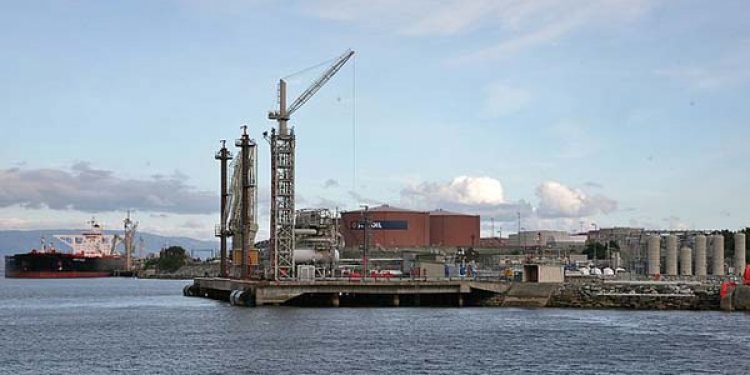 CO2 fra Norske Mongstad kan blive til fiskefoder.  Foto: Mongstad - Wikipedia