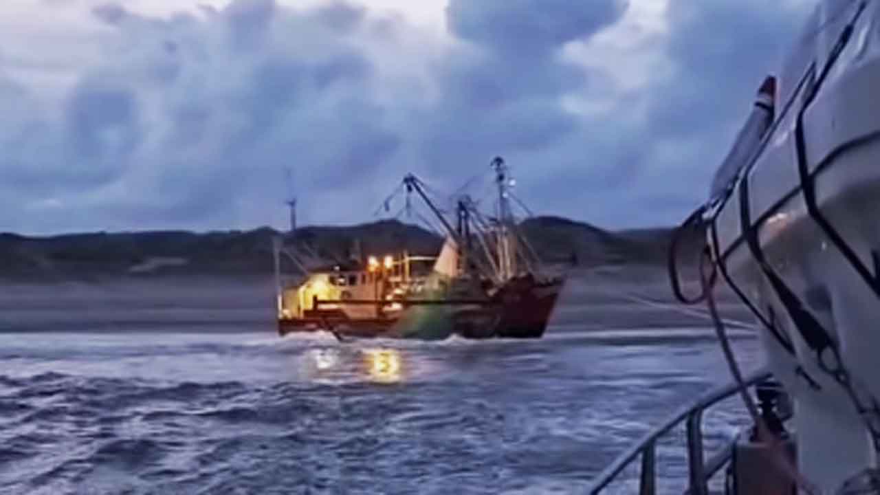 Read more about the article Update: Rejekutter strandet ved Houstrup  –   er trukket fri nu