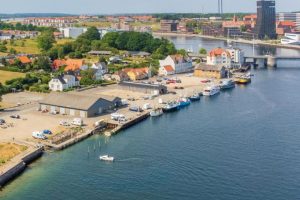 Sønderborg Kommune har indgået en frivillig fraflytningsaftale med erhvervsfiskerne på Sundgade i Sønderborg, så de kan benytte havneområdet frem til midten af 2026. foto: Sønderborg Kommune