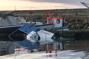 Nyankommen fiskejolle sunket i Skagen Havn  Foto: RCS
