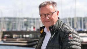 Det er Svend-Erik Andersen, der som formand for Danmarks Fiskeriforening går i rette med venstrefløjens miskreditering af dansk fiskeri og efterlyser tidligere tiders solidaritet med fiskerne og han advarer mod symbolpolitik, der risikerer at kvæle erhvervet. Han fremhæver fiskernes fortsatte kamp for et sundt havmiljø og behovet for en fælles indsats for at sikre fiskeriets fremtid. Dansk fiskeri skal ikke begrænses - men udvikles..  foto: DFPO