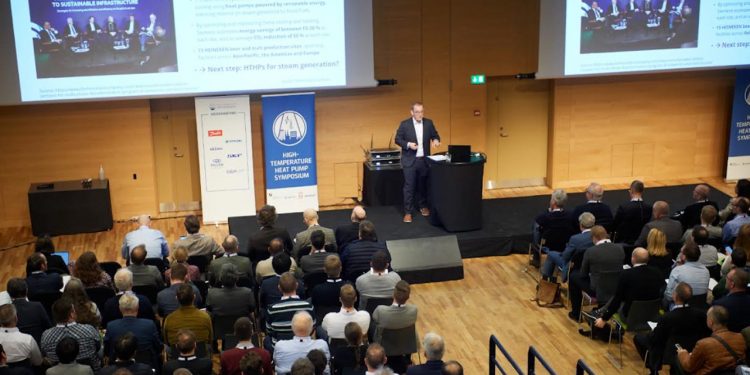 Over 400 mennesker fra hele verden deltog i Teknologisk Instituts High-Temperature Heat Pump Symposium 2024 om anvendelse af varmepumper i industrien. Også slutbrugere var repræsenteret blandt deltagerne. Det er slutbrugerne, der i sidste ende driver den grønne omstilling, og derfor er det positivt at se, at slutbrugerne har et ønske om at vende gassen ryggen og fremover satse på en mere grøn og klimavenlig teknologi. Foto: Jesper Blæsild.