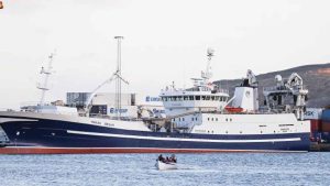 Grønlandske **Tasiilaq** fordelte sin last på både Varðin Pelagic og Pelagos med samlet over 1.100 tons makrel.  foto: Kiran J