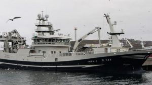 i Tvøroyri landede den danske trawler Themis i den forgangne uge en last på 950 tons makrel til Varðin Pelagic. foto: Fiskur.fo