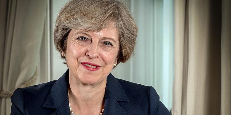 Den konservative leder Theresa May træder tilbage i dag fredag