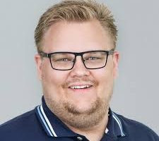 Fiskeriminister Jacob Jensen (V) besøgte mandag Hvide Sande for at drøfte fremtiden for dansk fiskeri med lokale aktører. Her fik han blandt andet en snak med formanden for Sydvestjysk Fiskeriforening, Thomas Rahbek Sloth, som efterfølgende var positivt stemt over mulighederne for erhvervet. foto: Thomas Rahbek Sloth fb