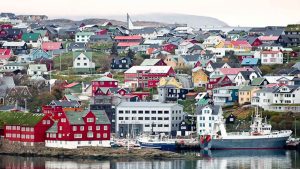 Tórshavn, Færøernes hovedstad, er en af de vigtigste havne for færøsk fiskeri. Byen fungerer som centrum for fiskeriflådens aktiviteter, og her bliver store mængder fisk landet, behandlet og eksporteret til markeder verden over. foto: wikip