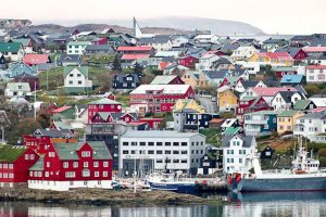 Tórshavn, Færøernes hovedstad, er en af de vigtigste havne for færøsk fiskeri. Byen fungerer som centrum for fiskeriflådens aktiviteter, og her bliver store mængder fisk landet, behandlet og eksporteret til markeder verden over. foto: wikip