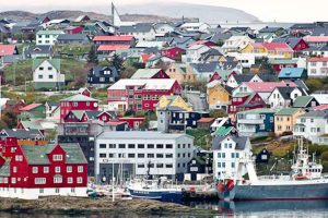 Garnfiskeri er en traditionel og effektiv fangstmetode, som bliver praktiseret rundt omkring Færøerne. Denne metode anvendes især til fangst af bundfisk som hellefisk, der er en værdifuld ressource for de færøske fiskere. Torshavn - wikip