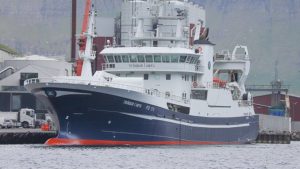 I Tvøroyri landede trawleren Tróndur í Gøtu i sidste uge en last på 1.600 tons sild til Varðin Pelagic.  foto: Kiran J