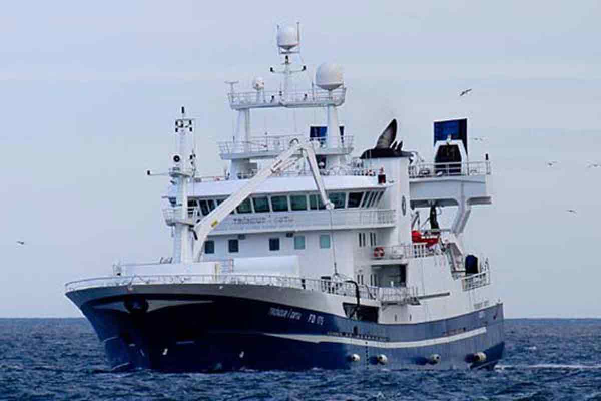 Read more about the article Færøerne: Trawlerne fisker sild ud for Islands kyster nu
