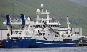 Nyt fra Færøerne uge 8.  Foto: Tróndur í Gøtu lander en last på 700 tons lodde til Fáskrúðsfirði på Island - Skipini