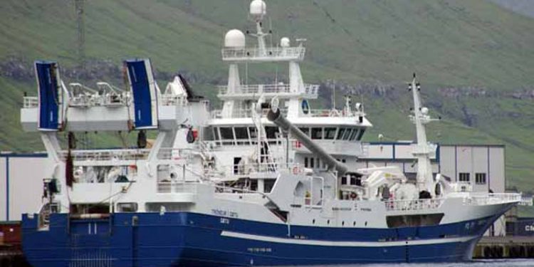 Nyt fra Færøerne uge 8.  Foto: Tróndur í Gøtu lander en last på 700 tons lodde til Fáskrúðsfirði på Island - Skipini