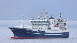 Trawleren **Tróndur í Gøtu** landede også i sidste uge en fangst på 800 tons sild til Havsbrún, som de ligeledes har hentet ud for Færøerne.  foto: Kiran J 