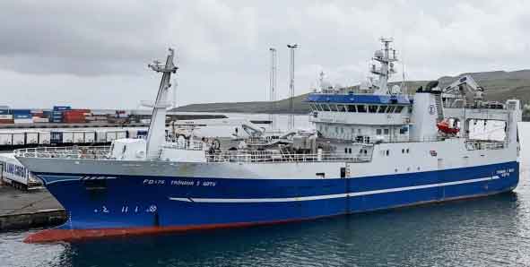 Det samme gjorde **Tróndur í Gøtu**, som landede hele 1.280 tons lodde, ligeledes fanget ud for Island og leveret til Varðin Pelagic.  foto: KiranJ