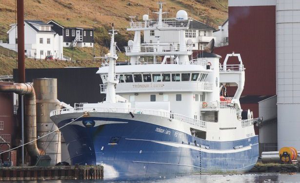 I Tvøroyri landede Tróndur í Gøtu 1.200 tons blåhvilling til Varðin Pelagic, som de har fisket syd for Færøerne.  foto: Kiran J