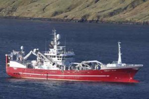 Tummas T landede i ugen en last på 550 tons guldlaks til Varðin Pelagic, som de har fisket under Færøerne. foto: Kiran J